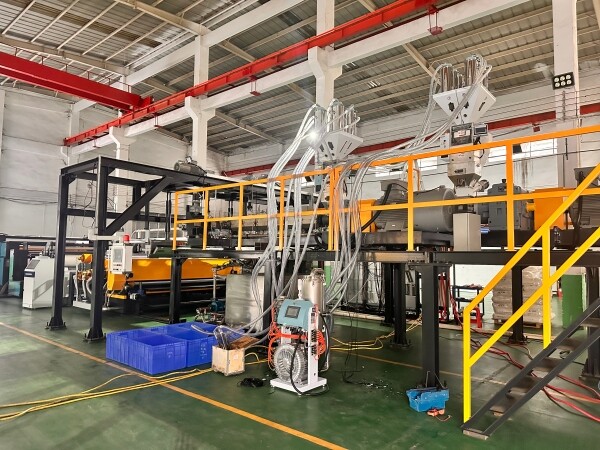 Low GSM PE non-breathable cast film extrusion line.JPG